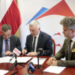 Podpisanie umów na  remont dróg i wręczenie rządowych promes / Marzena Mąkosa / Radio Kielce