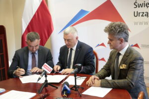 Podpisanie umów na remont dróg i wręczenie rządowych promes / Marzena Mąkosa / Radio Kielce