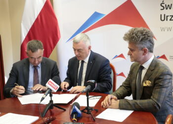 Podpisanie umów na  remont dróg i wręczenie rządowych promes / Marzena Mąkosa / Radio Kielce