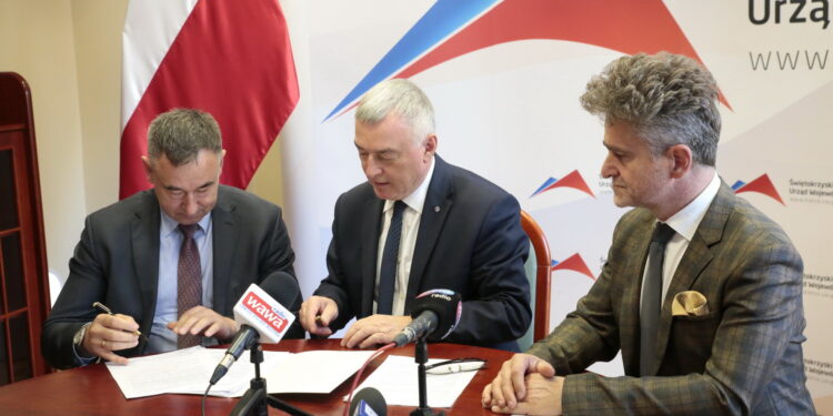 Podpisanie umów na  remont dróg i wręczenie rządowych promes / Marzena Mąkosa / Radio Kielce
