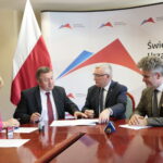 Podpisanie umów na  remont dróg i wręczenie rządowych promes / Marzena Mąkosa / Radio Kielce