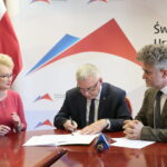 Podpisanie umów na  remont dróg i wręczenie rządowych promes / Marzena Mąkosa / Radio Kielce