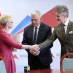 Podpisanie umów na  remont dróg i wręczenie rządowych promes / Marzena Mąkosa / Radio Kielce