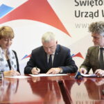 Podpisanie umów na  remont dróg i wręczenie rządowych promes / Marzena Mąkosa / Radio Kielce