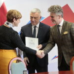 Podpisanie umów na  remont dróg i wręczenie rządowych promes. Andrzej Bętkowski - wicewojewoda świętokrzyski i Krzysztof Słoń - senator RP wręczają podpisane umowy / Marzena Mąkosa / Radio Kielce