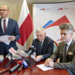 Podpisanie umów na  remont dróg i wręczenie rządowych promes. Na zdjęciu (od lewej): Jacek Sułek - dyrektor Wydziału Infrastruktury i Rozwoju ŚUW, Andrzej Bętkowski - wicewojewoda świętokrzyski, Krzysztof Słoń - senator RP / Marzena Mąkosa / Radio Kielce