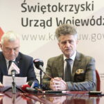 Podpisanie umów na  remont dróg i wręczenie rządowych promes. Na zdjęciu (od lewej): Andrzej Bętkowski - wicewojewoda świętokrzyski, Krzysztof Słoń - senator RP   / Marzena Mąkosa / Radio Kielce