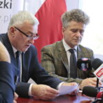 Podpisanie umów na  remont dróg i wręczenie rządowych promes. Na zdjęciu (od lewej): Andrzej Bętkowski - wicewojewoda świętokrzyski i Krzysztof Słoń - senator RP / Marzena Mąkosa / Radio Kielce