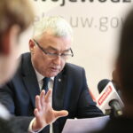 Podpisanie umów na  remont dróg i wręczenie rządowych promes. Andrzej Bętkowski - wicewojewoda świętokrzyski / Marzena Mąkosa / Radio Kielce