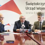 Podpisanie umów na  remont dróg i wręczenie rządowych promes. Na zdjęciu (od lewej): Jacek Sułek - dyrektor Wydziału Infrastruktury i Rozwoju ŚUW, Andrzej Bętkowski - wicewojewoda świętokrzyski, Krzysztof Słoń - senator RP / Marzena Mąkosa / Radio Kielce