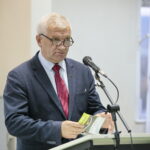 Spotkanie prezydenta Kielc, Wojciecha Lubawskiego z mieszkańcami. Przemawia Witold Borowiec - radny / Marzena Mąkosa / Radio Kielce