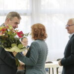 Spotkanie prezydenta Kielc, Wojciecha Lubawskiego z mieszkańcami. Wojciech Lubawski, prezydent Kielc otrzymuje kwiaty od mieszkańców / Marzena Mąkosa / Radio Kielce