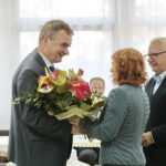 Spotkanie prezydenta Kielc, Wojciecha Lubawskiego z mieszkańcami. Wojciech Lubawski, prezydent Kielc otrzymuje kwiaty od mieszkańców / Marzena Mąkosa / Radio Kielce