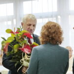 Spotkanie prezydenta Kielc, Wojciecha Lubawskiego z mieszkańcami. Radny Kielc, Witold Borowiec otrzymuje kwiaty od mieszkańców / Marzena Mąkosa / Radio Kielce