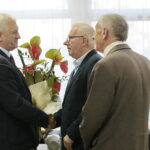 Spotkanie prezydenta Kielc, Wojciecha Lubawskiego z mieszkańcami. Radny Kielc, Witold Borowiec otrzymuje kwiaty od mieszkańców / Marzena Mąkosa / Radio Kielce