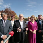 Konferencja prasowa PiS. Na zdjęciu (od lewej): Mieczysław Gębski - radny, Krzysztof Lipiec - poseł PiS, Anna Krupka - poseł PiS i Wojciech Bugaj - kandydat na wójta Miedzianej Góry / Marzena Mąkosa / Radio Kielce