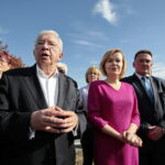 Konferencja prasowa PiS. Na zdjęciu (od lewej): Krzysztof Lipiec - poseł PiS, Anna Krupka - poseł PiS i Wojciech Bugaj - kandydat na wójta Miedzianej Góry / Marzena Mąkosa / Radio Kielce