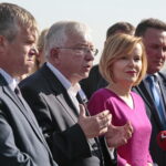 Konferencja prasowa PiS. Na zdjęciu (od lewej): Mieczysław Gębski - radny, Krzysztof Lipiec - poseł PiS, Anna Krupka - poseł PiS i Wojciech Bugaj - kandydat na wójta Miedzianej Góry / Marzena Mąkosa / Radio Kielce