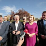 Konferencja prasowa PiS. Na zdjęciu (od lewej): Mieczysław Gębski - radny, Krzysztof Lipiec - poseł PiS, Anna Krupka - poseł PiS i Wojciech Bugaj - kandydat na wójta Miedzianej Góry / Marzena Mąkosa / Radio Kielce