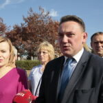 Konferencja prasowa PiS. Na zdjęciu (od lewej): Anna Krupka - poseł PiS i Wojciech Bugaj - kandydat na wójta Miedzianej Góry / Marzena Mąkosa / Radio Kielce