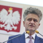 Uroczysta, pożegnalna sesja kieleckiej rady miasta w ratuszu. Podsumowanie działalności samorządu Kielc w kadencji 2014 – 2018. Przemawia Krzysztof Słoń - senator RP / Marzena Mąkosa / Radio Kielce