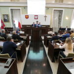 Uroczysta, pożegnalna sesja kieleckiej rady miasta w ratuszu. Podsumowanie działalności samorządu Kielc w kadencji 2014 – 2018. Przemawia Krzysztof Słoń - senator RP / Marzena Mąkosa / Radio Kielce