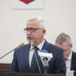 Uroczysta, pożegnalna sesja kieleckiej rady miasta w ratuszu. Podsumowanie działalności samorządu Kielc w kadencji 2014 – 2018. Przemawia Zbigniew Rękas / Marzena Mąkosa / Radio Kielce