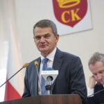 Uroczysta, pożegnalna sesja kieleckiej rady miasta w ratuszu. Podsumowanie działalności samorządu Kielc w kadencji 2014 – 2018. Przemawia prof. Jacek Semaniak - rektor Uniwersytetu Jana Kochanowskiego / Marzena Mąkosa / Radio Kielce