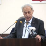 Uroczysta, pożegnalna sesja kieleckiej rady miasta w ratuszu. Podsumowanie działalności samorządu Kielc w kadencji 2014 – 2018. Przemawia prof. Wiesław Trąmpczyński - rektor Politechniki Świętokrzyskiej / Marzena Mąkosa / Radio Kielce