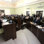 Uroczysta, pożegnalna sesja kieleckiej rady miasta w ratuszu. Podsumowanie działalności samorządu Kielc w kadencji 2014 – 2018. Przemawia Dariusz Kozak - Przewodniczący Rady Miasta Kielce / Marzena Mąkosa / Radio Kielce