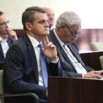 Uroczysta, pożegnalna sesja kieleckiej rady miasta w ratuszu. Podsumowanie działalności samorządu Kielc w kadencji 2014 – 2018. Na zdjęciu (od lewej): prof. Jacek Semaniak i prof. Wiesław Trąmpczyński / Marzena Mąkosa / Radio Kielce