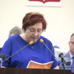 Uroczysta, pożegnalna sesja kieleckiej rady miasta w ratuszu. Podsumowanie działalności samorządu Kielc w kadencji 2014 – 2018. Przemawia: Magdalena Gościniewicz - zastępca dyrektora MOPR / Marzena Mąkosa / Radio Kielce