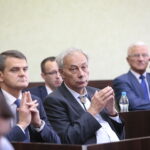 Uroczysta, pożegnalna sesja kieleckiej rady miasta w ratuszu. Podsumowanie działalności samorządu Kielc w kadencji 2014 – 2018. Na zdjęciu (od lewej): prof. Jacek Semaniak i prof. Wiesław Trąmpczyński  / Marzena Mąkosa / Radio Kielce