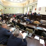 Uroczysta, pożegnalna sesja kieleckiej rady miasta w ratuszu. Podsumowanie działalności samorządu Kielc w kadencji 2014 – 2018. Przemawia Krzysztof Słoń - senator RP  / Marzena Mąkosa / Radio Kielce