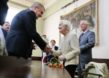 Uroczysta, pożegnalna sesja kieleckiej rady miasta w ratuszu. Podsumowanie działalności samorządu Kielc w kadencji 2014 – 2018. Na zdjęciu po lewej Wojciech Lubawski - prezydent Kielc  / Marzena Mąkosa / Radio Kielce