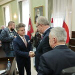 Uroczysta, pożegnalna sesja kieleckiej rady miasta w ratuszu. Podsumowanie działalności samorządu Kielc w kadencji 2014 – 2018. Krzysztof Słoń - senator RP i Andrzej Bętkowski - wicewojewoda świętokrzyski wręczają srebrny krzyż zasługi Prezydenta RP dla radnego Tomasza Boguckiego  / Marzena Mąkosa / Radio Kielce