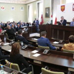 Uroczysta, pożegnalna sesja kieleckiej rady miasta w ratuszu. Podsumowanie działalności samorządu Kielc w kadencji 2014 – 2018. Przemawia Dariusz Kozak - Przewodniczący Rady Miasta Kielce. Po prawej: Robert Siejka - Wiceprzewodniczący Rady Miasta Kielce / Marzena Mąkosa / Radio Kielce