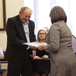 Stypendia Andrzeja Radka. Stypendium otrzymuje Martyna Galasińska - absolwentka Liceum Ogólnokształcącego im. Mikołaja Reja w Jędrzejowie, studentka I roku Farmacji na Uniwersytecie Jagiellońskim w Krakowie. W imieniu uczennicy stypendium odbiera jej tata / Marzena Mąkosa / Radio Kielce