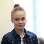 Stypendia Andrzeja Radka. Stypendium odbiera Klaudia Krupa - uczennica klasy czwartej Technikum nr 1 w Zespole Szkół Ponadgimnazjalnych nr 1 im. ks. Stanisława Konarskiego w Jędrzejowie / Marzena Mąkosa / Radio Kielce