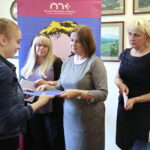 Stypendia Andrzeja Radka. Stypendium odbiera Klaudia Krupa - uczennica klasy czwartej Technikum nr 1 w Zespole Szkół Ponadgimnazjalnych nr 1 im. ks. Stanisława Konarskiego w Jędrzejowie / Marzena Mąkosa / Radio Kielce