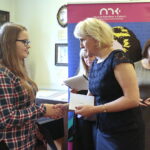 Stypendia Andrzeja Radka. Stypendium odbiera Anna Maroń - absolwentka Liceum Ogólnokształcącego im. Mikołaja Reja w Jędrzejowie, studentka I roku na wydziale Lekarskim i Nauk o Zdrowiu Uniwersytetu Jana Kochanowskiego w Kielcach / Marzena Mąkosa / Radio Kielce