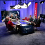 Radio Kielce i TVP3 Kielce. Debata o regionie. Kandydaci do sejmiku województwa świętokrzyskiego. Na zdjęciu (od lewej):  Jadwiga Szewczyk - komitet wyborczy Kukiz'15, Beata Oleś - TVP3 Kielce, Paweł Solarz - Radio Kielce, Piotr Żyłka - komitet wyborczy Wolność w samorządzie, Arkadiusz Bąk - komitet wyborczy Polskiego Stronnictwa Ludowego, Paweł Zalewski - komitet wyborczy Koalicji Obywatelskiej / Marzena Mąkosa / Radio Kielce