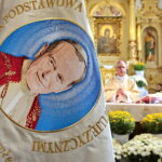 Uroczystość nadania Szkole Podstawowej z Oddziałami Dwujęzycznymi w Bolminie imienia Świętego Jana Pawła II / Marzena Mąkosa / Radio Kielce