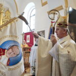 Uroczystość nadania Szkole Podstawowej z Oddziałami Dwujęzycznymi w Bolminie imienia Świętego Jana Pawła II. Po prawej biskup Jan Piotrowski  / Marzena Mąkosa / Radio Kielce