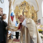 Uroczystość nadania Szkole Podstawowej z Oddziałami Dwujęzycznymi w Bolminie imienia Świętego Jana Pawła II. Po prawej biskup Jan Piotrowski  / Marzena Mąkosa / Radio Kielce