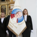 Uroczystość nadania Szkole Podstawowej z Oddziałami Dwujęzycznymi w Bolminie imienia Świętego Jana Pawła II / Marzena Mąkosa / Radio Kielce