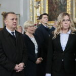 Uroczystość nadania Szkole Podstawowej z Oddziałami Dwujęzycznymi w Bolminie imienia Świętego Jana Pawła II. Po lewej: Robert Jaworski - burmistrz Chęcin / Marzena Mąkosa / Radio Kielce