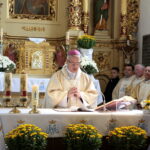 Uroczystość nadania Szkole Podstawowej z Oddziałami Dwujęzycznymi w Bolminie imienia Świętego Jana Pawła II. Biskup Jan Piotrowski / Marzena Mąkosa / Radio Kielce