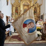 Uroczystość nadania Szkole Podstawowej z Oddziałami Dwujęzycznymi w Bolminie imienia Świętego Jana Pawła II. Sztandar szkoły  / Marzena Mąkosa / Radio Kielce