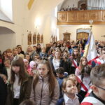 Uroczystość nadania Szkole Podstawowej z Oddziałami Dwujęzycznymi w Bolminie imienia Świętego Jana Pawła II / Marzena Mąkosa / Radio Kielce